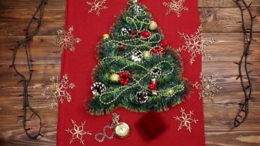 küçük bir Noel ağacı tinsel, fındık, şeritler ve süsler. Bir Noel ağacı, bir vintage seyretmek için hediye. 2018,