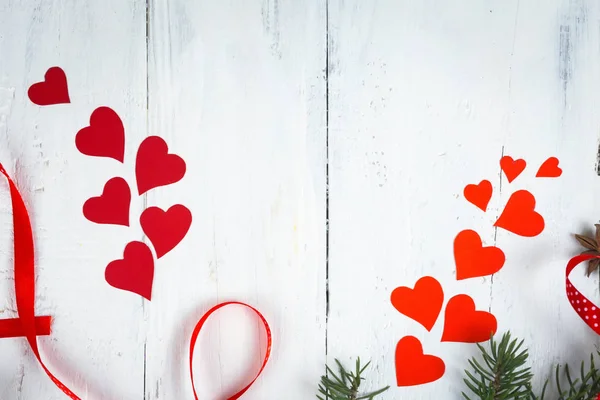День Святого Валентина фон, серця і гілки ялинки на білому дереві. місце для тексту. вид зверху — стокове фото