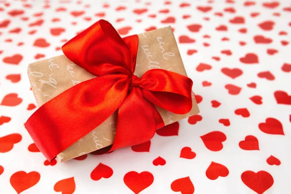 День Святого Валентина. Представлені у вигляді червоною стрічкою на білому папері з червоні Чирви — стокове фото