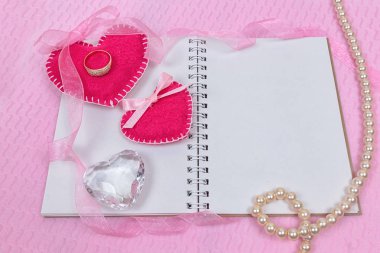 Sevgililer günü kalpleri ve metniniz için not defteri. Ahşap masa üzerinde Üstten Görünüm