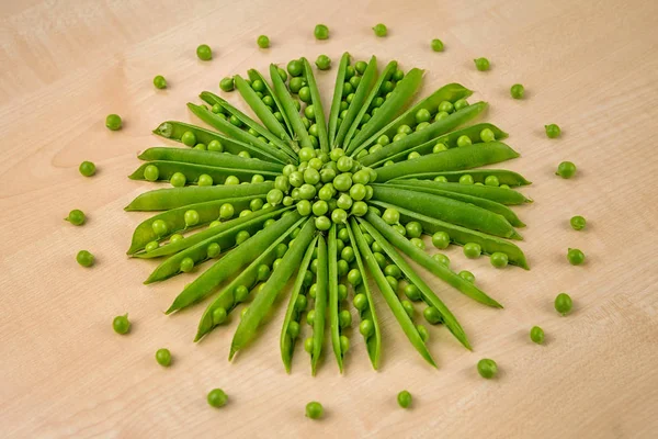 Guisantes verdes, palitos de guisantes abiertos — Foto de Stock