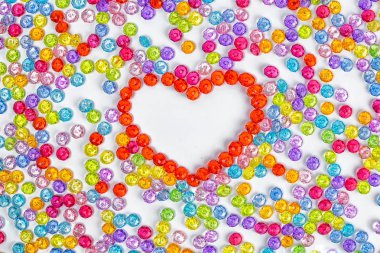 Arka plan kalp renkli akrilik boncuklar yapılmış. Valentynes gün