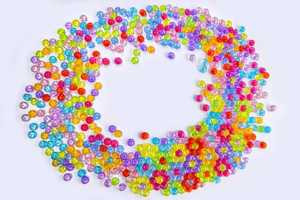 하얀 배경에 색깔있는 구슬들 이 배경에 놓여 있다 — 스톡 사진