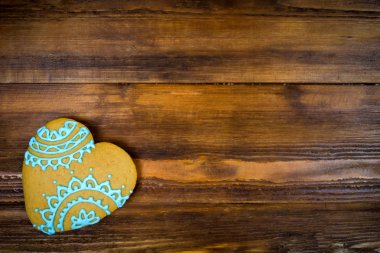 Tahta masada Sevgililer Günü için kalp şeklinde kurabiyeler. Üst görünüm, alanı kopyala