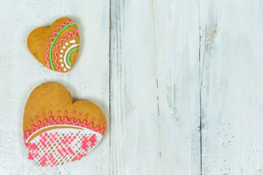 Tahta masada Sevgililer Günü için kalp şeklinde kurabiyeler. Üst görünüm, alanı kopyala