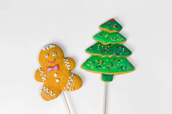 Noël maison pain d'épice homme et un arbre cookies sur un fond blanc . — Photo