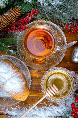 Noel arka plan, çay bal ve kruvasan, karda bir Noel ağacı dalı ile