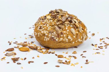 Beyaz bir arka plan üzerinde seribaşı çavdar topuz makro