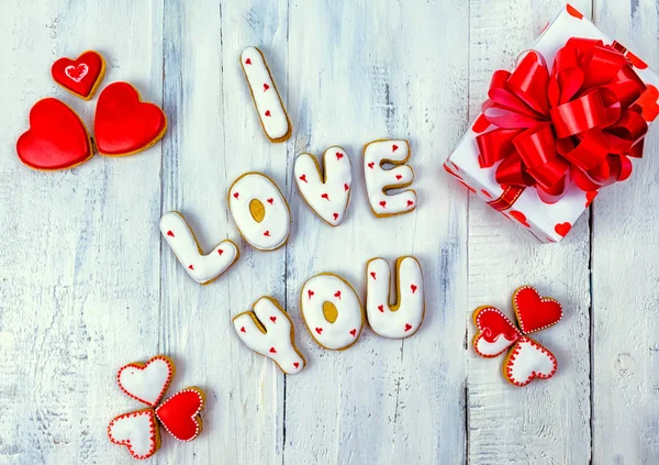 Kue buatan sendiri dalam bentuk hati atau saya mencintai Anda kata-kata sebagai hadiah untuk orang yang dicintai pada Hari Kasih Sayang . — Stok Foto