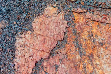 turuncu ve mavi taşlar nehrin yanında. arka plan