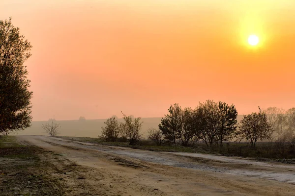 Vackra ukrainska landskapet. Vägen till byn — Stockfoto