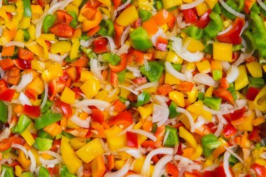 Renkli biber ve soğan bir kase dilimlenmiş. Üstten Görünüm kapat