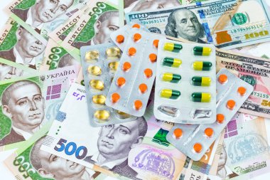 Para ve hapları: Dünya ve Ukrayna'da ilaçların yükselen maliyet sembolü.
