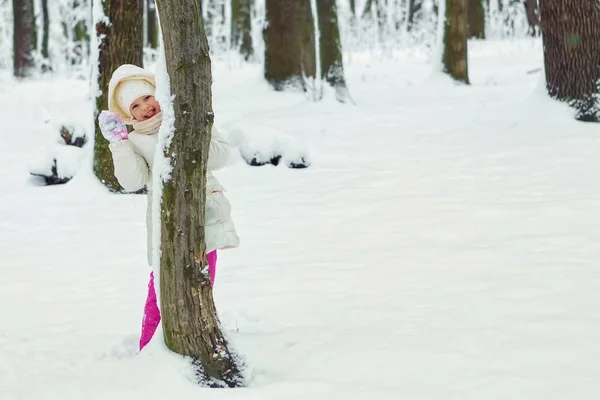 Bella bambina in inverno sulla neve. slittino invernale — Foto Stock