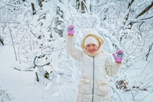 Όμορφο μικρό κορίτσι χειμώνα στο χιόνι. θέση για το κείμενο — Φωτογραφία Αρχείου