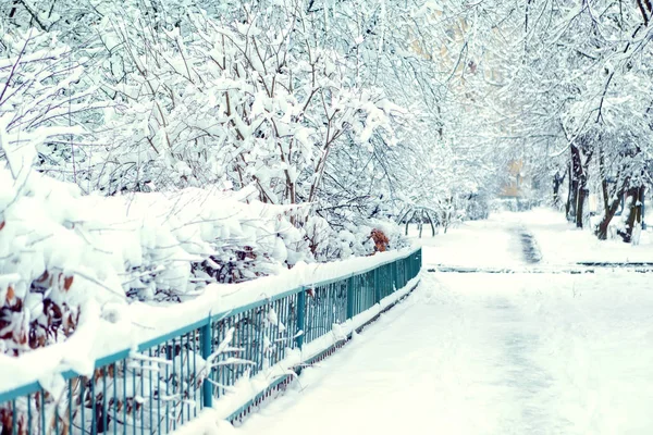 Calle de invierno en la nieve. lugar para el texto — Foto de Stock