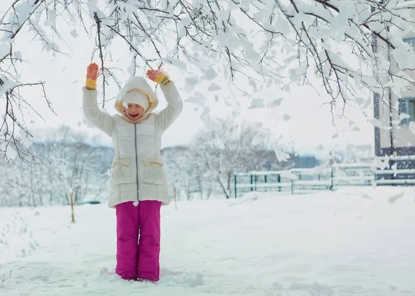 Menina bonita no dia frio de inverno. lugar para texto — Fotografia de Stock