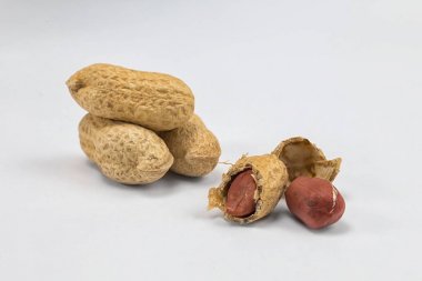 Beyaz arkaplanda yer fıstıkları