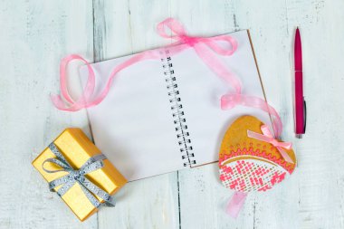 Sevgililer günü, kitap ve Hediyelik kutu kurabiye.