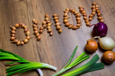 Taze soğan. Soğan arka plan. Üstten Görünüm, metni için bir yer
