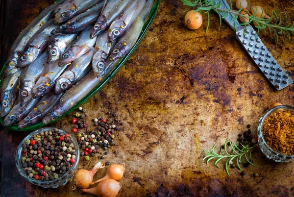 Friss hal felülnézet. Fűszeres növény- és zöldségfélére. Fűszer, fából készült táblán. Egészséges étel főzés. — Stock Fotó