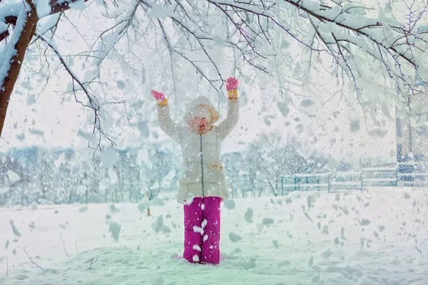 Menina bonita no dia frio de inverno. lugar para texto — Fotografia de Stock