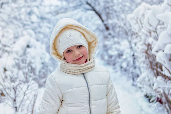 Portrait Belle petite fille par une froide journée d'hiver. place pour le texte — Photo