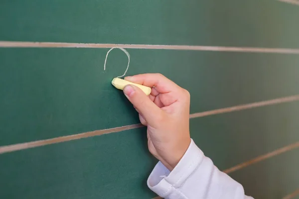 İlk sınıf öğrencisi bir kız okul ders yeşil tahtaya yazma — Stok fotoğraf