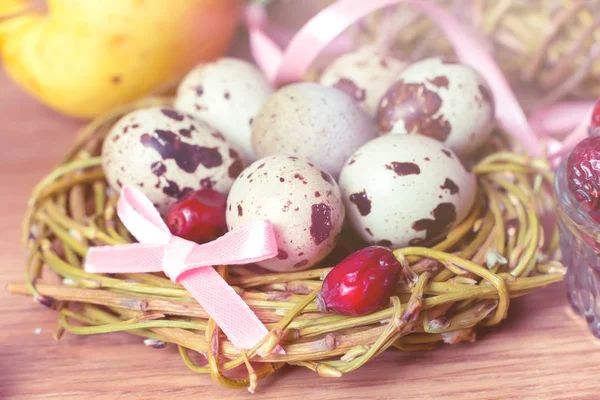 Spring composition, nest with eggs near the bunch of heather, Easter. — Stock Photo, Image