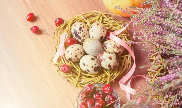 Jarní kompozice, hnízdo s vejci poblíž banda heather, Velikonoce. — Stock fotografie