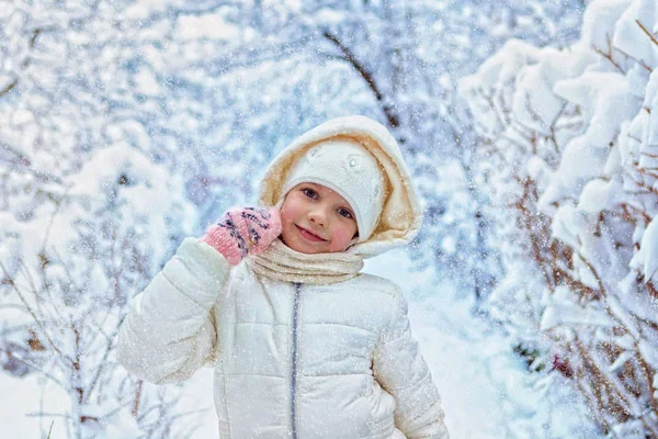 Portrait Belle petite fille par une froide journée d'hiver. place pour le texte — Photo