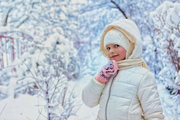 Retrato Menina bonita no dia frio de inverno. lugar para texto — Fotografia de Stock