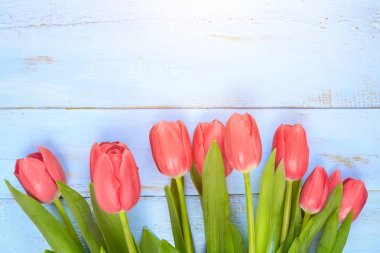 Lale mavi ahşap masa üzerinde buket. Mutlu kadın gün. 8 Mart, anneler günü. Yat ve uzay kopyalayın