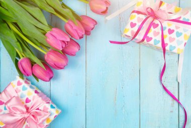 Hediye kutusu ile mavi ahşap tabloda Lale buketi. Mutlu kadın gün. 8 Mart, anneler günü. Yat ve uzay kopyalayın