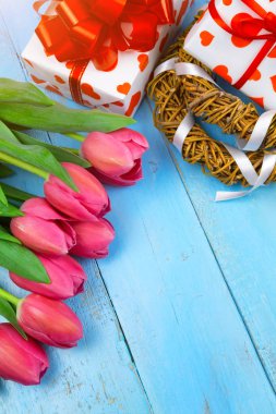 Pembe Lale ahşap mavi zemin üzerine. Gebe tatil, Mart 8, anneler günü. Yat ve uzay kopyalayın