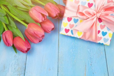 Pembe Lale ahşap mavi zemin üzerine. Gebe tatil, Mart 8, anneler günü. Yat ve uzay kopyalayın