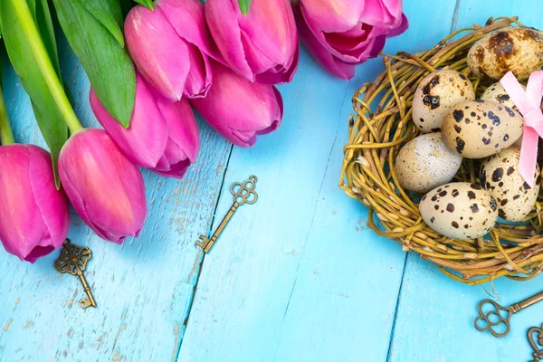 Jaro na pozadí. Kytice z tulipánů na dřevěné pozadí. Velikonoce — Stock fotografie