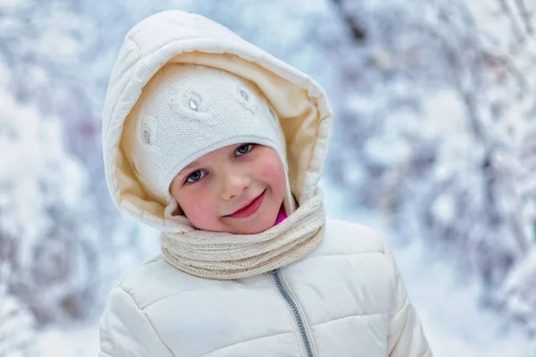 Retrato Menina bonita no dia frio de inverno. lugar para texto — Fotografia de Stock