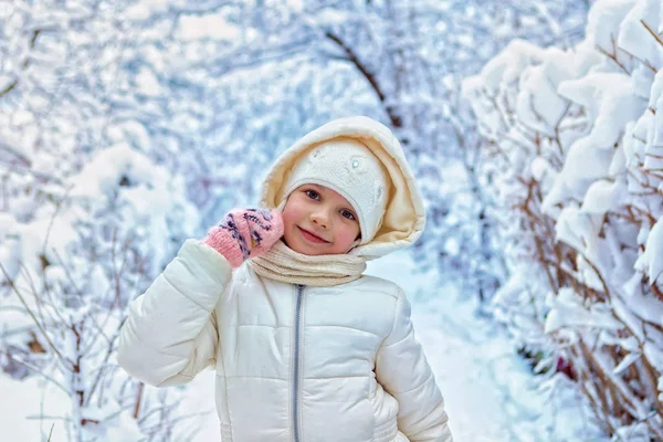 Portret mooi meisje op koude winterdag. plaats voor tekst — Stockfoto