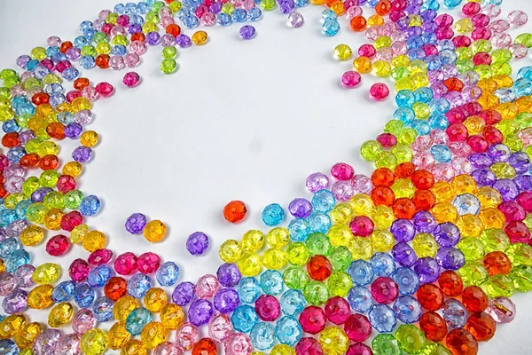 Fond de perles colorées sur un fond blanc — Photo