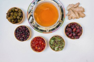 çay sağlık, zencefil çayı, keten, çim, çilek, koniler, alıç, canina-gül için