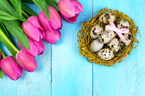 Jaro na pozadí. Kytice na dřevěné pozadí a hnízdo s vejci. jaro — Stock fotografie