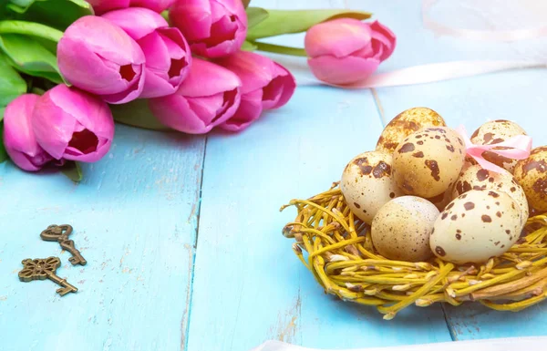 Jaro na pozadí. Kytice na dřevěné pozadí a hnízdo s vejci. jaro — Stock fotografie