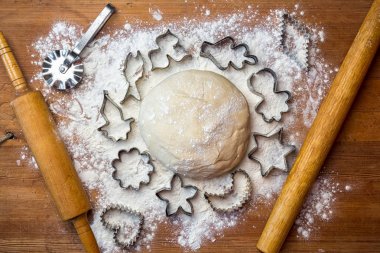 hamur sıkma için formları. hamur hamur araçları ile masada.