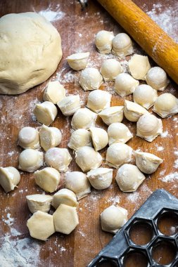 un ve ahşap bir masa üzerinde bir köfte şekli ile bir tabloda ev yapımı köfte