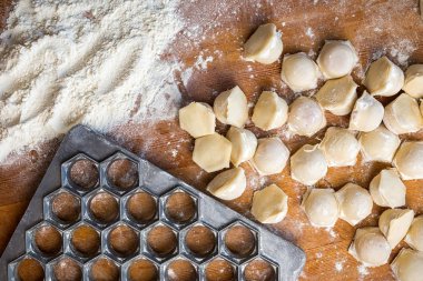 un ve ahşap bir masa üzerinde bir köfte şekli ile bir tabloda ev yapımı köfte