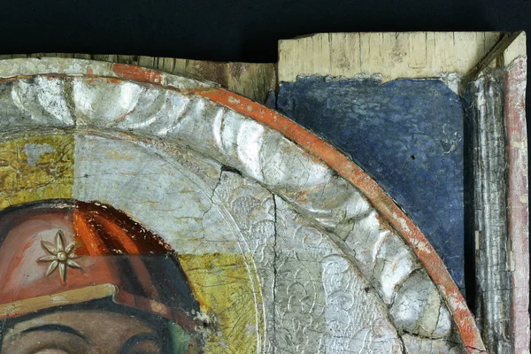 Restauración de la pintura. fragmento con sondeo en el proceso de restauración. pintura antigua . — Foto de Stock
