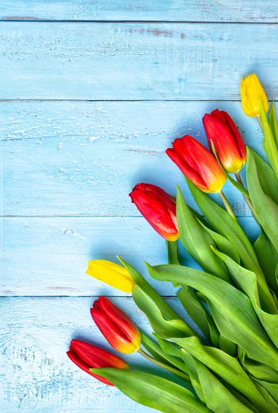 Bukiet tulipanów na niebieskim drewnianym stole. Dzień szczęśliwy damskie. 8 marca, dzień matki. Położyć płasko i kopiować miejsca Obraz Stockowy