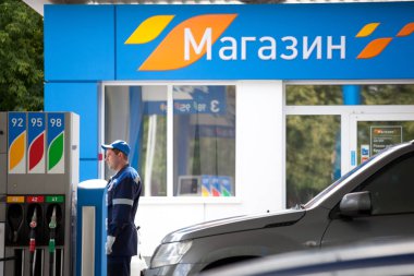 Omsk, Rusya 6 Temmuz 2010: benzin istasyonları 