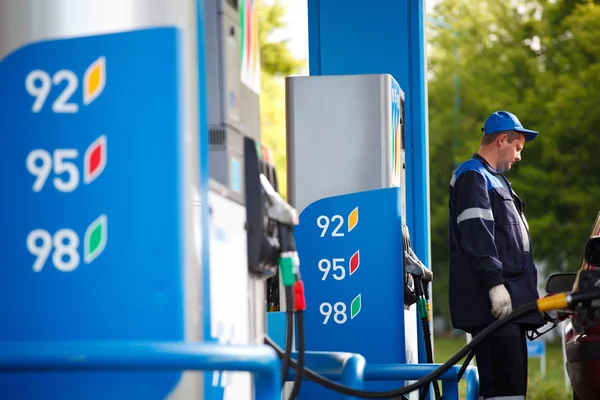 Omsk, Rusland, 6 juli 2010: Gas stations "Gazpromneft". Ontwerpelementen van corporate identity — Stockfoto